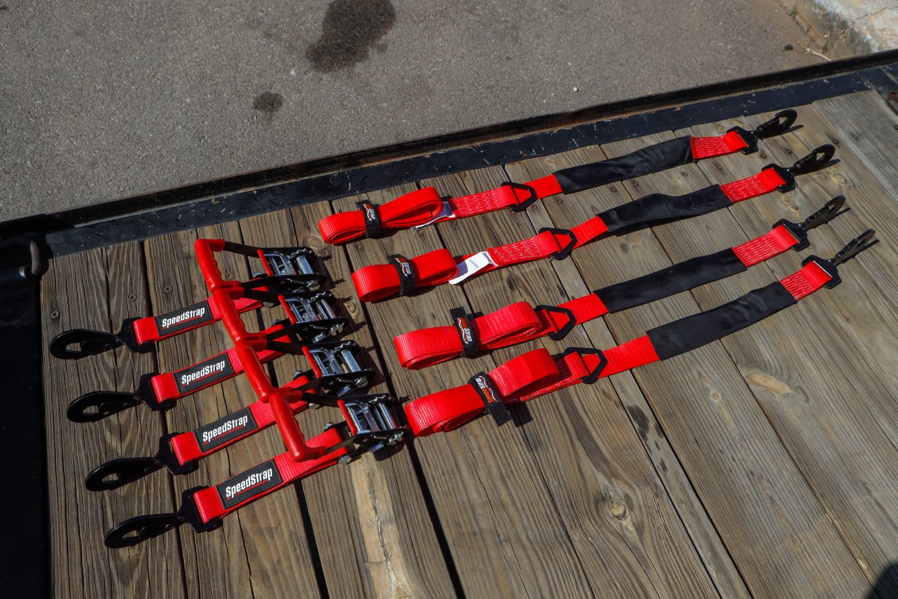 Off-Road Tie Dow Kit with 4 red ratchet straps